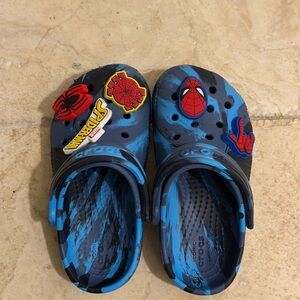 CROCS Kids' Navy Marbled Spider-Man Clogs